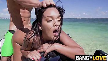 play Seksuele fantasieën op het strand met een prachtige en sexy diva om te neuken