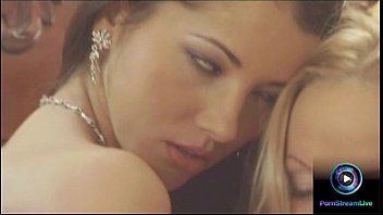 play La belle lesbienne a des relations sexuelles et lèche toutes les femmes de la chatte pour de bon