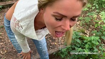 play Blonda sexoasa isi asteapta varul sa vina in pahardcoree sa ii linga putin pula
