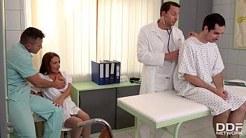 play Dominika suka pielęgniarka uprawia seks w biurze z lekarzem i pielęgniarką