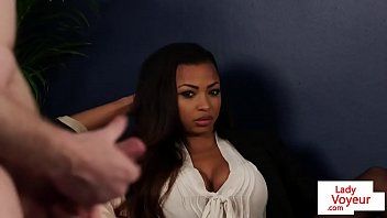 play La apetitosa mujer negra mira a un chico manosear