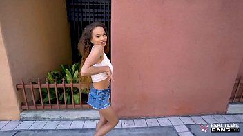 play Cecilia une petite non aseptique qui se libère dans la chatte
