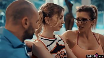 play Een paar coaches neuken de cheerleader tiener