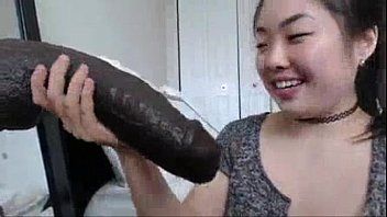 play La japonaise fait un xnxx en direct quand elle y met une grosse bite en caoutchouc