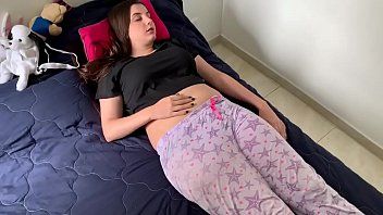 play Een middelbare schoolvrouw heeft slechte seks als ze slaapt, ze voelt de penis niet in haar