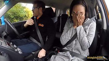 play Fick mit einer Fahrlehrerin, die in ihre sexy Schülerinnen eindringt