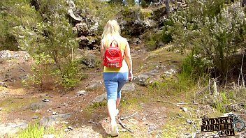 play Sex in den Bergen Pornos mit einer Blondine, die Sex in der Natur liebt