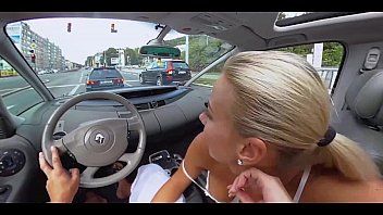 play Xxx im Verkehr eine Blondine gibt ihrem Partner im Verkehr einen Blowjob