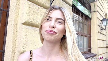 play Une blonde incroyablement magnifique accepte de baiser un inconnu du public pour de l'argent