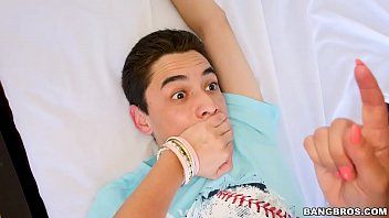 play Xnxx à l'école avec le nain xnxx attrapé quand il fait la patte xnxx xnxx