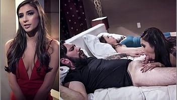play Schöne Farbe, die von den Haaren gehalten wird, während sie in den Penis gezogen werden