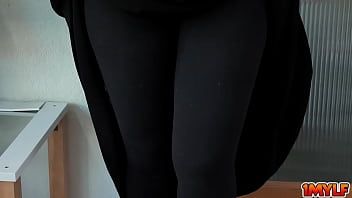 play Ze haalt haar leerling van de computer omdat ze wil dat ze zich uitkleedt