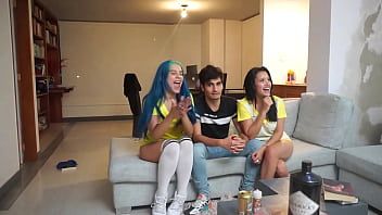 play Dos hermosas mujeres se tocan los coños