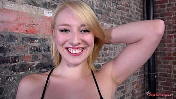 play Lo sperma salta dal pene nella sua gola