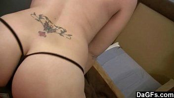 play Ein blondes Mädchen mit großen Brüsten und zwei Tattoos auf dem Bauch ist sehr heiß