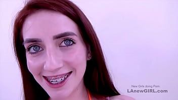 play Essa jovem loira tem bucetas muito gostosas e ela quer levá-la na boca