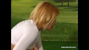 play La ragazza con molti peli di figa e occhiali sugli occhi sperimenta un gioco di xxx