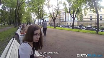 play يجعل بوسها أكثر قبلة