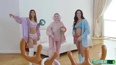 play Alice Visby, Koco Chanel e Carrie Sage delle piccole pornostar bionde in un bollente Vlog