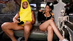 play Trat de Halloween: costum de polițist sexy și-și etalează păsărica și sânii!