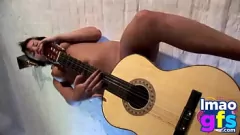 play La nena morena Paul se plantea con la guitarra y el acabado orgásmico