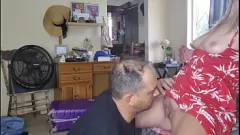 play Le beau-père ne peut pas résister à lécher la chatte serrée de sa belle-fille coquine
