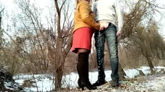 play MILF Curvy Elelena donne une pipe publique et goûte le pipi tout en portant des collants
