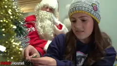 play Les salopes de Noël à base se font coquine avec le Père Noël dans l'orgie de l'auberge
