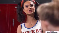play Cheerleader Lesbians Eliza Ibarra & Coco Lovelock in stomende kleedkamer ontmoeting