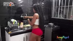 play Ajutând vecinul să gătească mâncarea cu cămilă picantă în timp ce aproape că am mâncat în schimb. Big Dick Bruninho Bombom Fucks Petite Black Teen