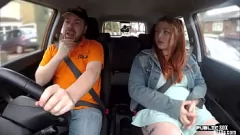 play Curvy Ginger Inked Babe se fait baiser dans une voiture publique par son instructeur