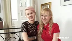 play Lésbicas loiras alemãs Vicky e Natalia em Kinky Bondage e Pussy Licking
